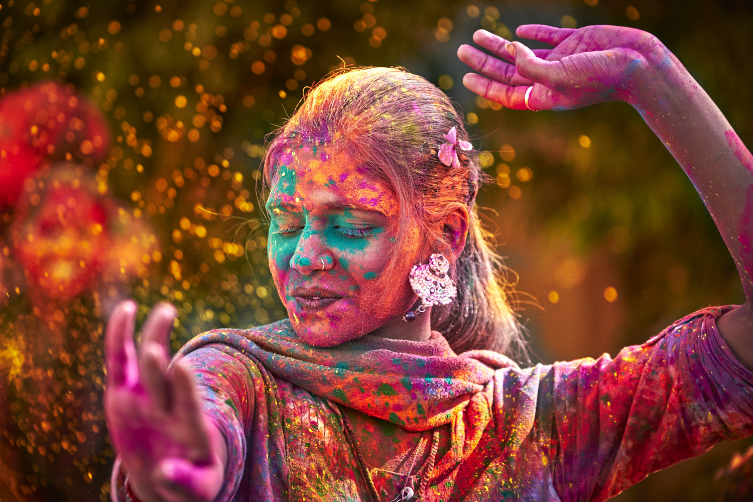 Are You Away from Your Family And Friends on This Holi Festival And Want To Send Holi Gifts To Them?