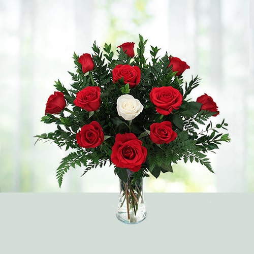 Red N White Roses In Glass Vase 