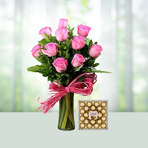 glass-vase-arrangement-of-pink-roses-ferrero-chocolate.jpg